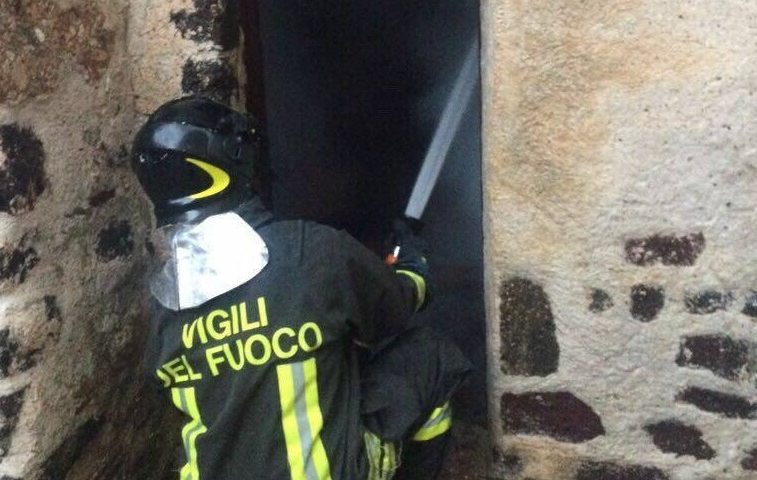 Galtellì, in fiamme la storica torre campanaria di San Pietro