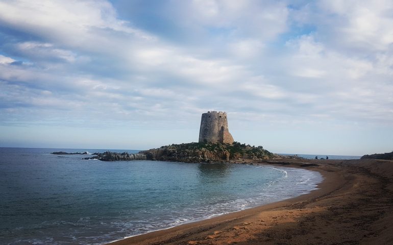 Le foto dei lettori. La magnificenza della torre di Bari Sardo nello scatto di M.Elena Garau