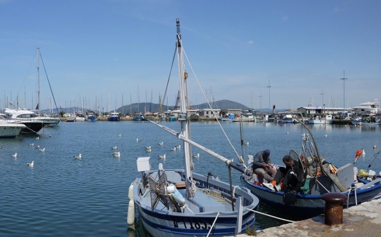 Alghero: parcheggia l’auto al porto e la vede scivolare in acqua