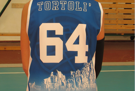 L’ASD Basket Tortolì omaggia l’Ogliastra mettendo le Rocce Rosse sulla divisa dei giovani atleti