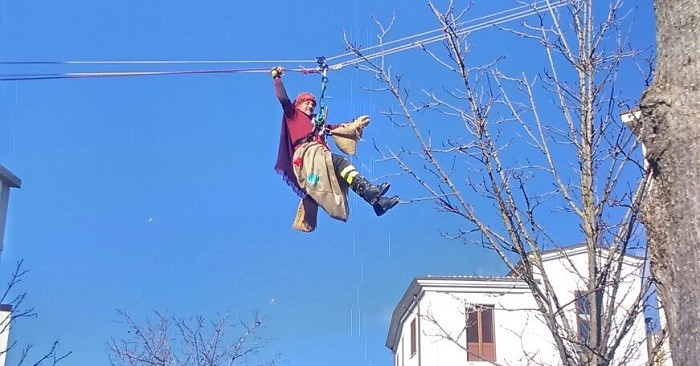 La fotonotizia. La Befana volante è arrivata a Lanusei