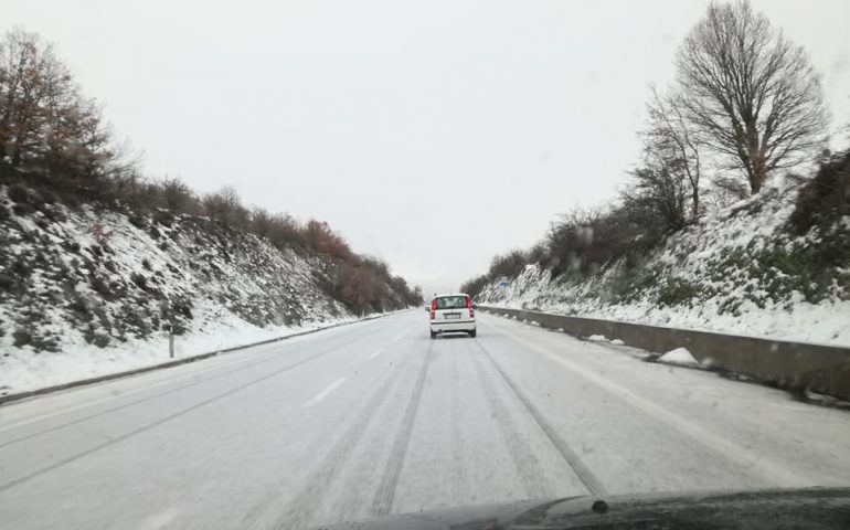 La fotonotizia. Fiocca la neve sulla SS389 Nuoro-Lanusei