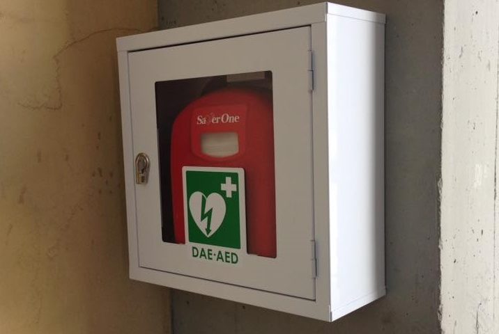 La fotonotizia. Defibrillatori nelle sedi municipali di Baunei e Santa Maria Navarrese
