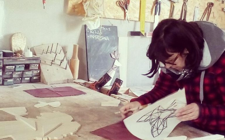 (FOTO) “Valegnameria”, un po’ falegname un po’ Valentina: le splendide creazioni in legno di un’artista sarda