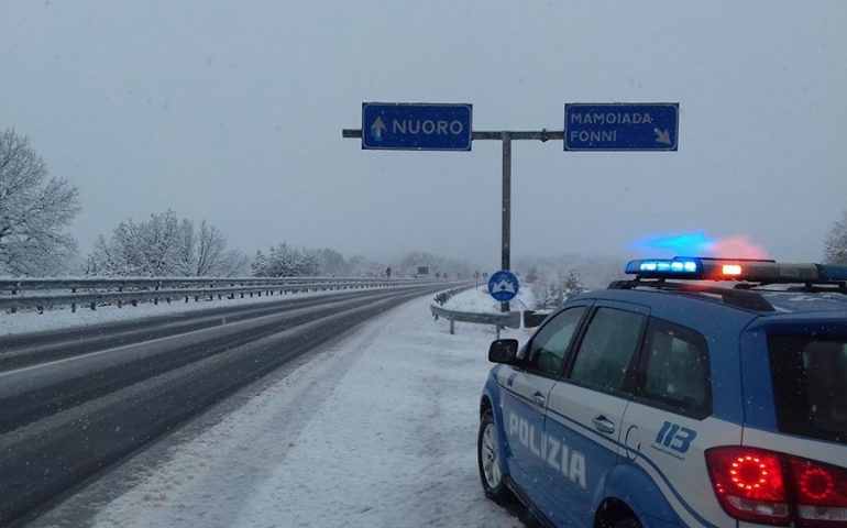 La fotonotizia. Fiocca la neve sulla Nuoro-Lanusei: le condizioni della strada