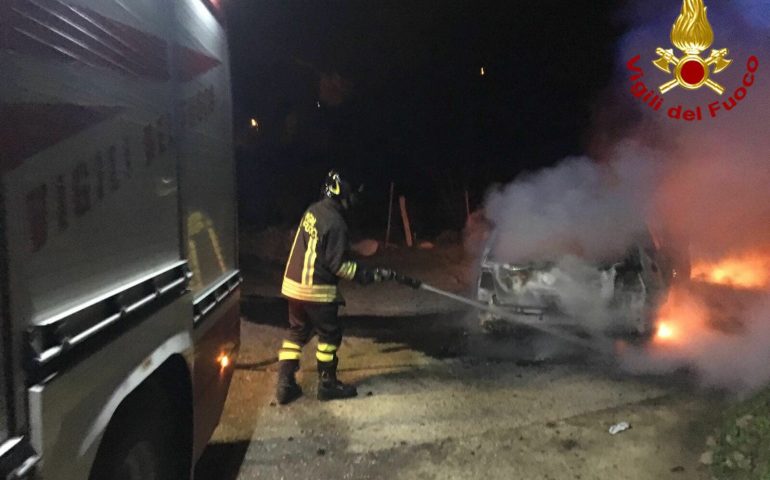 Onanì, auto rubata in fiamme nella notte. Intervengono i Vigili del fuoco di Nuoro