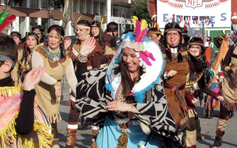 Tortolì non delude. Tra colori e musica, in migliaia ieri per la sfilata carnevalesca di carri e maschere ( PHOTOGALLERY)