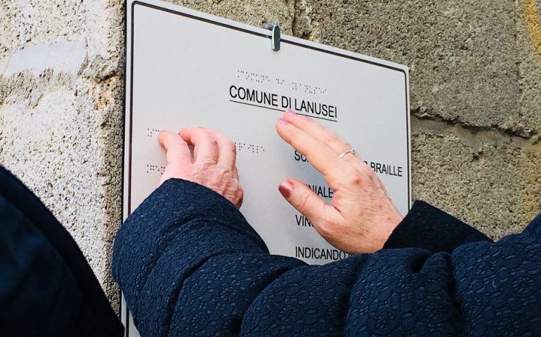 Lanusei, nella giornata del Braille, intitolate all’inventore dell’alfabeto le scalette alla fine della Via Roma
