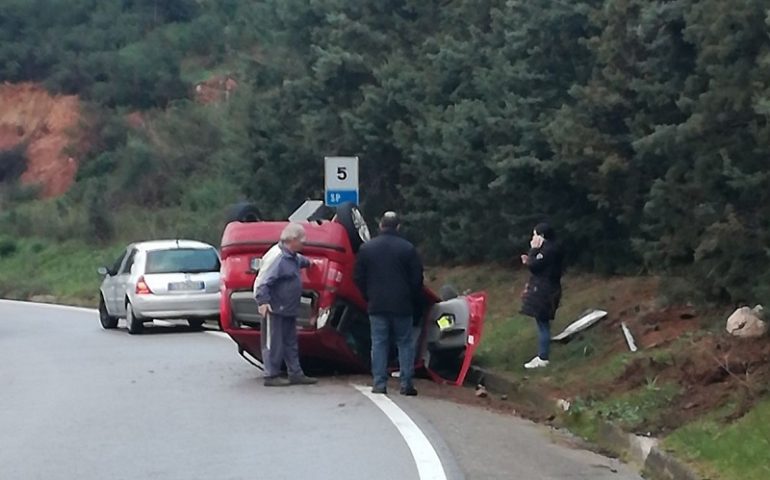 Incidente tra Lanusei e Loceri, auto finisce fuori strada