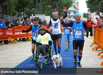 Corre alla maratona con il figlio in sedia a rotelle: squalificato per gli ultimi metri percorsi col cane