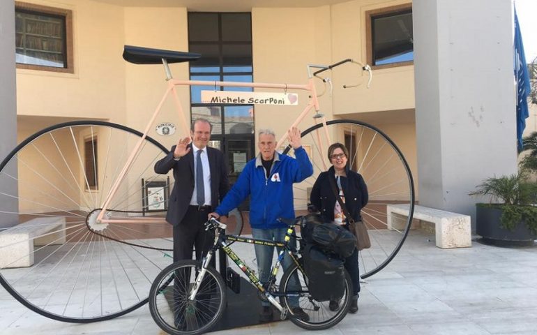 Gira il mondo in bici da 17 anni. Il ciclista 82enne Janus River oggi a Tortolì