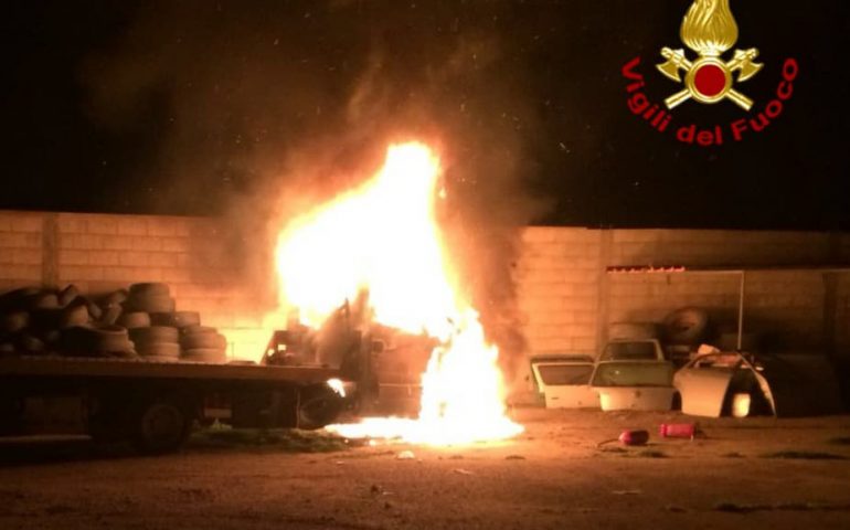 Incendio doloso a Samugheo, carro attrezzi distrutto dalle fiamme nella notte