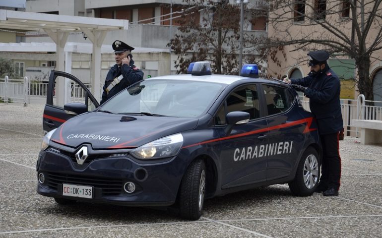 Nuoro, danneggiata la scalinata di marmo per l’accesso all’Exmè, Carabinieri al lavoro contro il degrado urbano