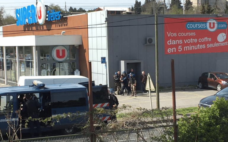 Francia: ostaggi in un supermercato, un morto. Il sequestratore è entrato nel negozio urlando ‘Allah Akbar’