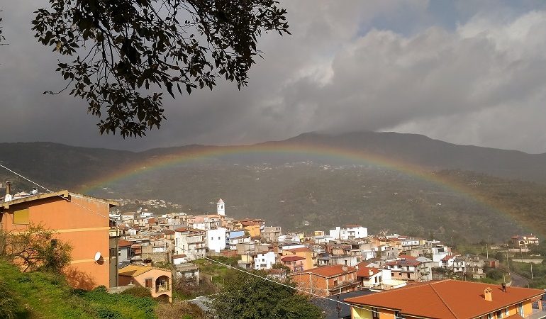 Le foto dei lettori. L’arcobaleno sopra Ilbono nello scatto di Michele Deiana