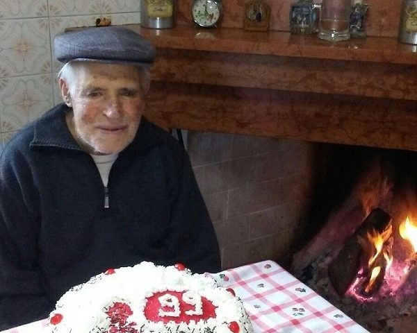 Perdas, festa del papà speciale per nonno Efigeddu: spente oggi 99 candeline