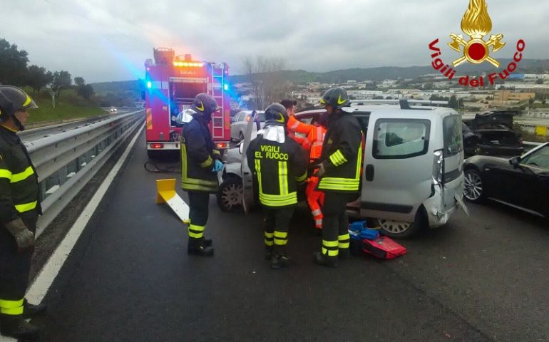 Incidente stradale sulla SS131 DCN, ferite due persone