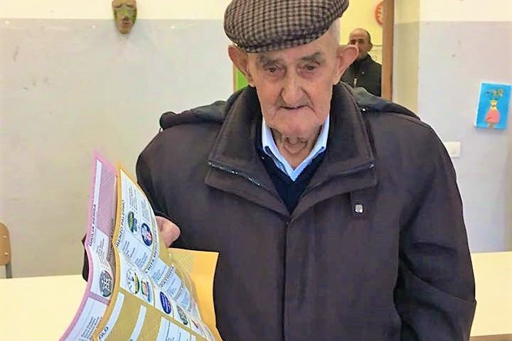 Votare a 103 anni: il grande insegnamento di tziu Adolfinu di Esterzili