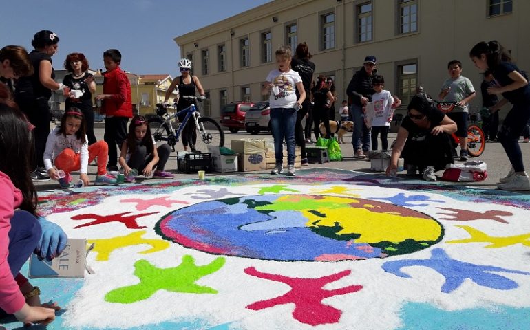 Tortolì, sole e buon umore per la coloratissima infiorata dei bambini (PHOTOGALLERY)