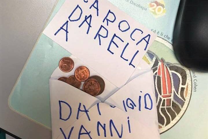 Giovanni, di soli 5 anni, dona i suoi risparmi per la ricerca sul cancro al medico che ha salvato la mamma