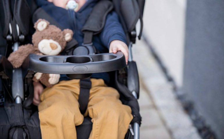 Mamma e papà si fanno un selfie e il passeggino col figlio finisce in mare