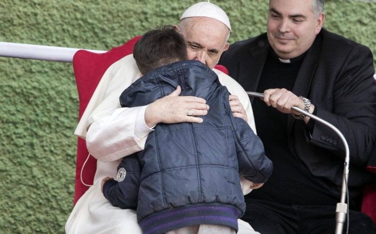 Papa Francesco consola Emanuele, da poco orfano: «Tuo papà, ateo, è anche lui in cielo»