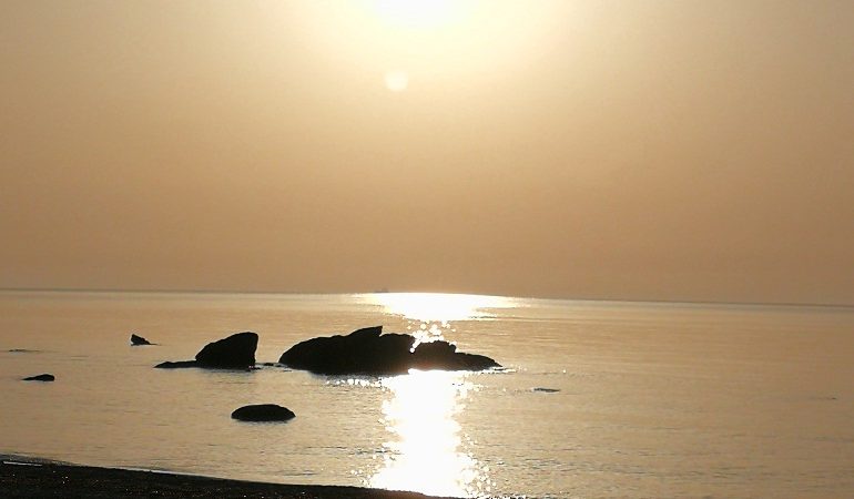 Le foto dei lettori. La spettacolare alba sul lido di Orrì