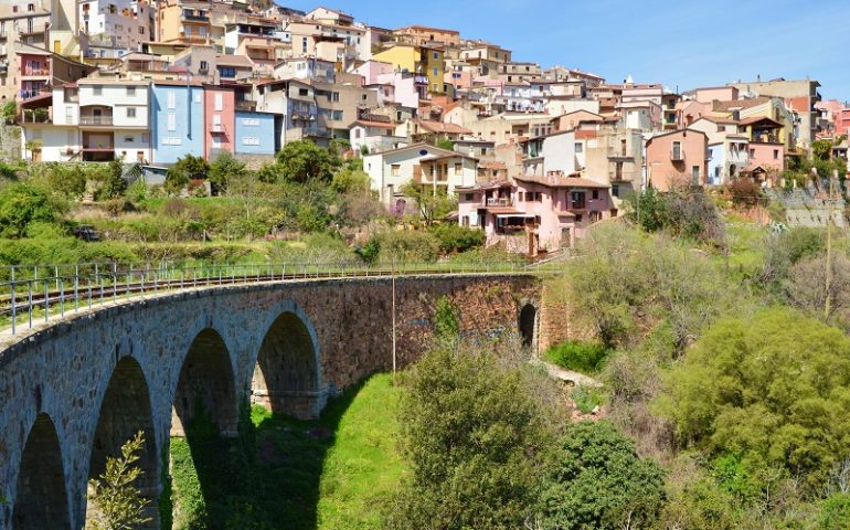 Cose da fare a Lanusei: la passeggiata lungo la ferrovia con vista sul mare, tra orti e cascate