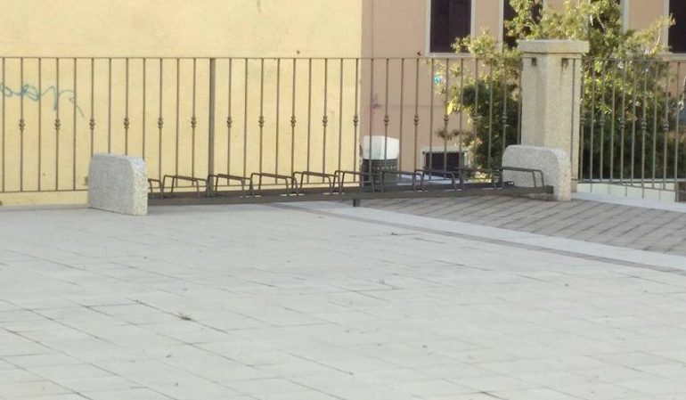 Gairo, a scuola in bici? perché no! Posizionata la rastrelliera vicino alle elementari e medie del paese