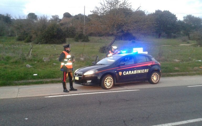 Seulo, sulla strada provinciale 111 auto in avaria prende fuoco