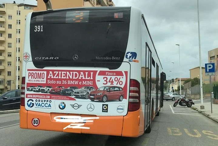Cagliari, autista ferma il bus e aiuta una donna colpita da un malore: la bella storia diventa virale