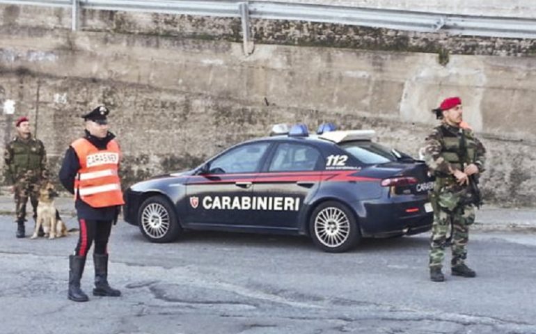 Tentano la rapina alle Poste, poi fuggono e abbandonano l’auto lungo la provinciale: caccia a tre banditi