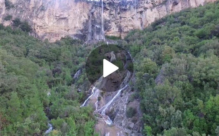 (VIDEO) Lo spettacolo mozzafiato della cascata di Lequarci a Ulassai