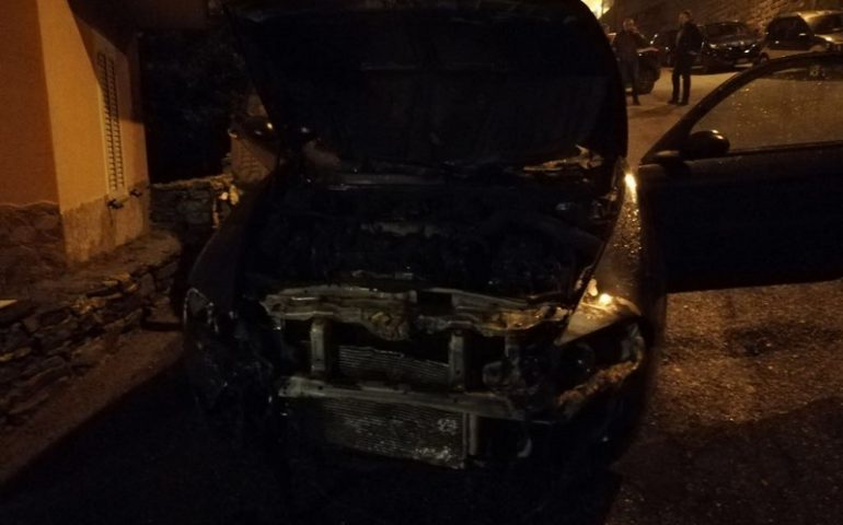 Desulo, auto in fiamme nella notte, indagano i carabinieri