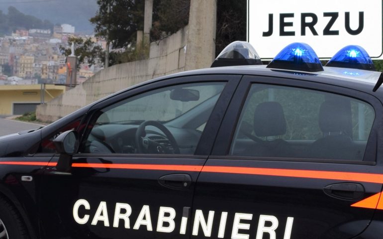 Furto, minacce, porto d’armi e coltivazione di stupefacenti. In manette un 30enne di Jerzu