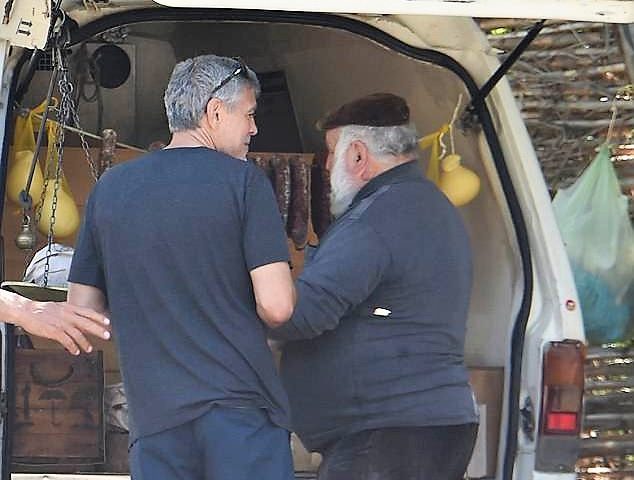 George Clooney in Sardegna compra formaggi dall’ambulante: dal Royal Wedding al casu marzu