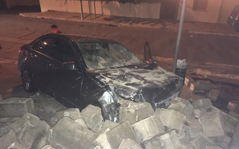 Perde il controllo dell’auto e si schianta su un muro, tragedia sfiorata a Orgosolo