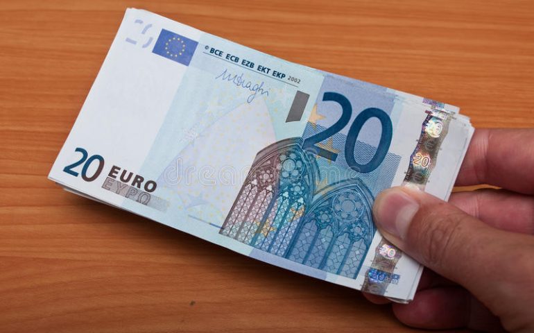 Pagava con banconote da 20 euro false. La Guardia di Finanza avverte:  Controllate queste serie numeriche