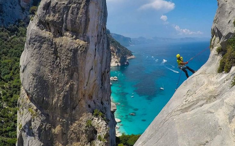 Le foto dei lettori. Calata in corda doppia da punta Salinas a Goloritzè