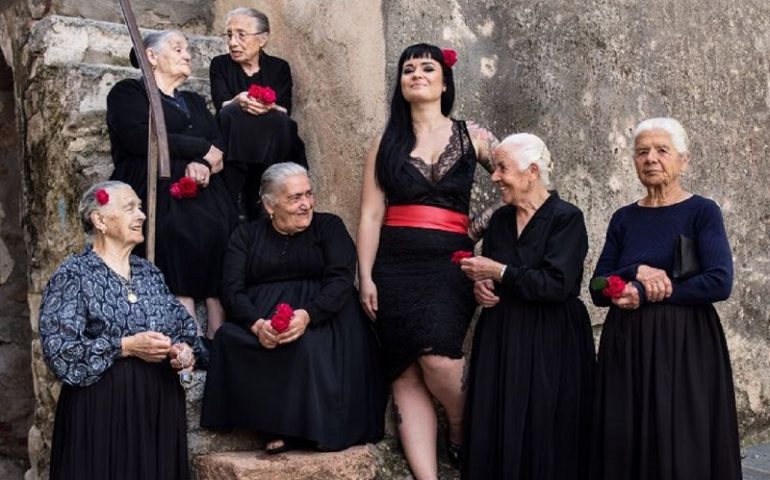 (FOTO) Claudia Aru e le sue tzie. A Loceri il set fotografico per promuovere il suo spettacolo estivo