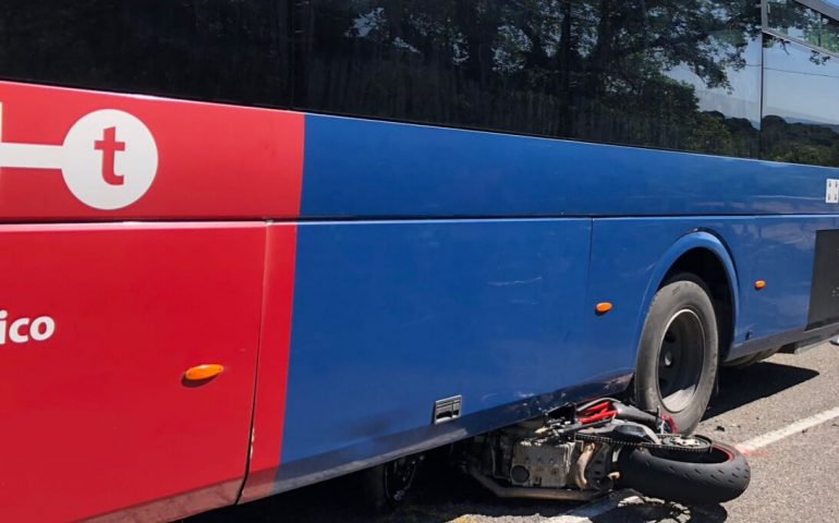 Tragedia a Laconi: motociclista si scontra contro un bus e muore sul colpo