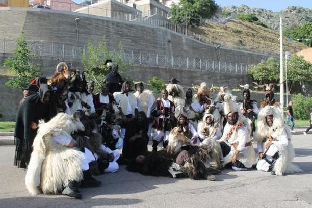 (FOTO) Primavera nel cuore della Sardegna a Gairo: dopo decenni sfilano le maschere de “Is Maimulus e S’urtzu Ballabeni