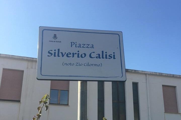 Arbatax, inaugurata la piazza intitolata a “Silverio Calisi, noto Zio Cilormo”