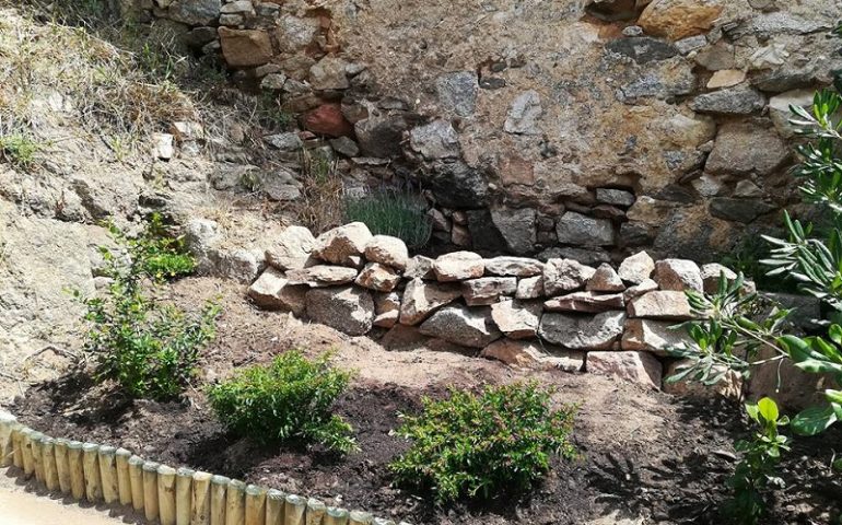 Urzulei, fiori e alberi da frutto nelle aiuole, piazzetta Cortige si fa bella