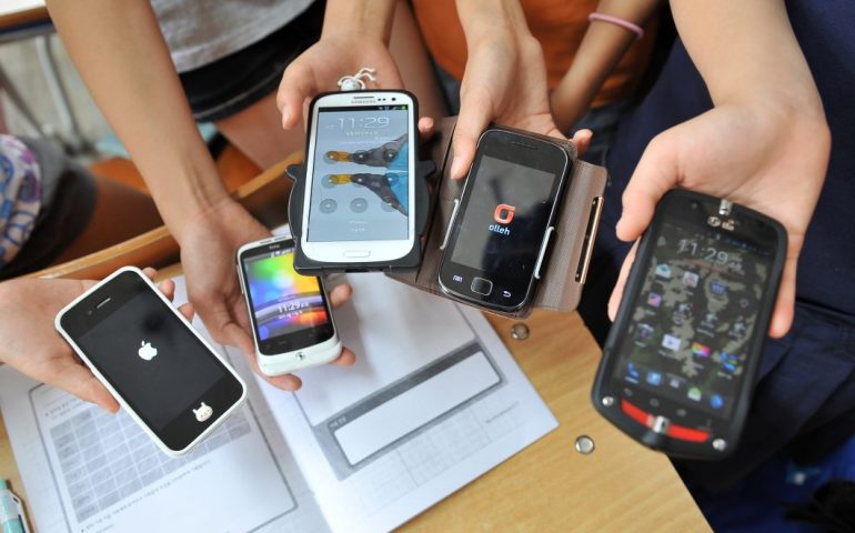 Cellulare a scuola: la Francia verso la legge sul divieto