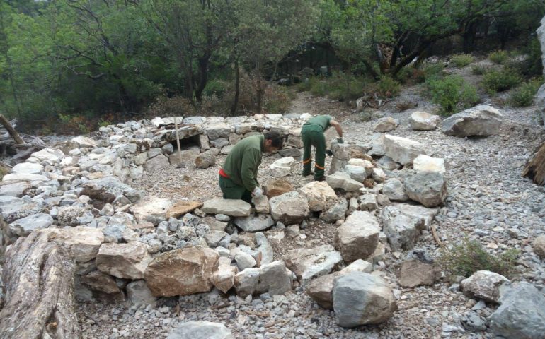 La fotonotizia. Operai Forestas al lavoro nel Supramonte di Urzulei lungo le tappe della Rete Escursionistica della Sardegna