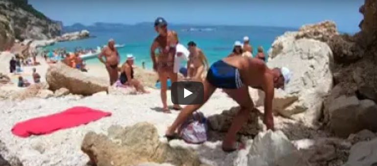 (VIDEO) “Portate via i mozziconi dalla nostra spiaggia”: il turista bacchettato a Cala Mariolu