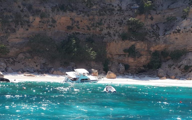 Barca affonda a Cala Biriola. Interviene il motopontone Argo