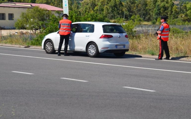 Laconi, ventenne nei guai. Nell’auto, sostanze stupefacenti e un coltello