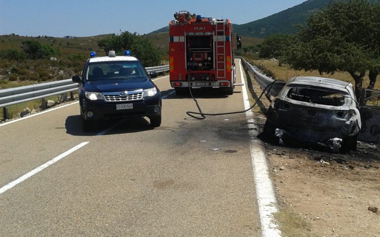 Urzulei, auto finisce fuori strada e va in fiamme. In ospedale l’autista